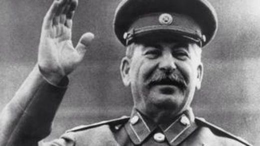 Giữa lục tình thế cực lỳ cấp bách, nhà lãnh đạo Liên Xô Stalin lóe ra một ý định, liền gọi đại tướng Zhukov từ mặt trận về, hỏi tình hình chiến sự có cho phép tổ chức duyệt binh ngày 7/11 được không, tướng Zhukov báo cáo tình hình có thể được, nhưng phải giữ bí mật tuyệt đối. Ảnh: Nhà lãnh đạo Liên Xô Stalin - Nguồn: Wikipedia.