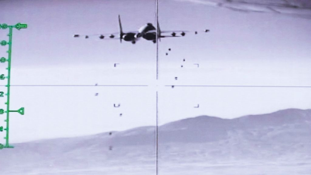 Ngày 6/11, lễ kỷ niệm 24 năm Cách mạng Tháng Mười tổ chức tại ga tàu điện ngầm Mayakovskaya, chỉ có các quan chức chính phủ và tướng lĩnh cao cấp được dự. Stalin đọc diễn văn, nhấn mạnh kẻ thù nhất định sẽ bị đánh bại, không hé lộ tí nào về cuộc duyệt binh sáng hôm sau. Bài diễn văn được phát trực tiếp trên đài phát thanh và in truyền đơn rải ở vùng Đức chiếm đóng. Ảnh: Máy bay Đức ném bom Moscow - Nguồn: Wikipedia.