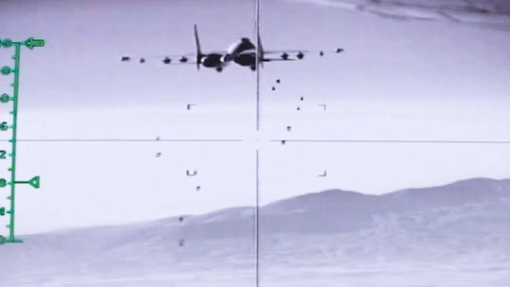 Ngày 6/11, lễ kỷ niệm 24 năm Cách mạng Tháng Mười tổ chức tại ga tàu điện ngầm Mayakovskaya, chỉ có các quan chức chính phủ và tướng lĩnh cao cấp được dự. Stalin đọc diễn văn, nhấn mạnh kẻ thù nhất định sẽ bị đánh bại, không hé lộ tí nào về cuộc duyệt binh sáng hôm sau. Bài diễn văn được phát trực tiếp trên đài phát thanh và in truyền đơn rải ở vùng Đức chiếm đóng. Ảnh: Máy bay Đức ném bom Moscow - Nguồn: Wikipedia.