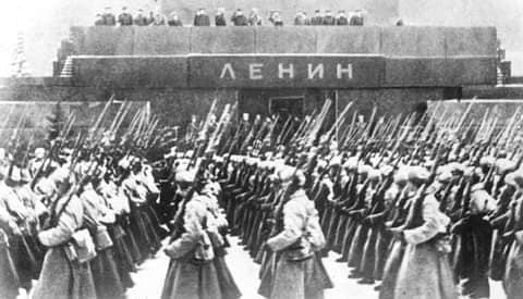 Rạng sáng ngày 7/11/1941, người ta mới dỡ tấm che các ngôi sao trên đỉnh tháp điện Kremlin và phần ngụy trang lăng Lênin. Để đảm bảo bí mật tuyệt đối, đến phút chót mới thông báo là thời điểm khai mạc sớm hơn 2 tiếng. Ảnh: Duyệt binh qua Lăng Lênin - Nguồn: Wikipedia.
