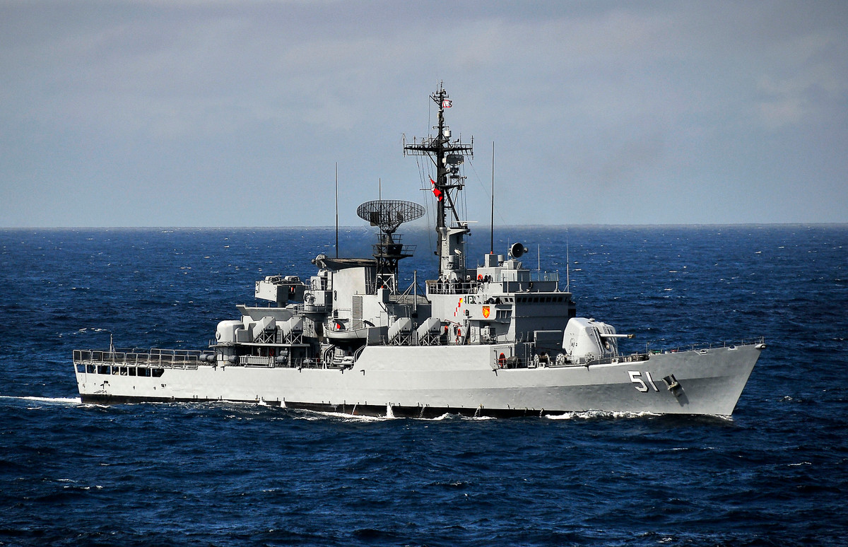 Venezuela cũng mua hai khinh hạm lớp Lupo do Ý sản xuất, được trang bị tên lửa chống hạm Ottomat Mk2. Tàu chiến lớp Lubo cũng là tàu chiến mạnh nhất của Venezuela trong biên chế hiện nay; tuy nhiên những con tàu này ngày càng trở nên lạc hậu. Ảnh: Khinh hạm lớp Lupo - Nguồn: Wikipedia.