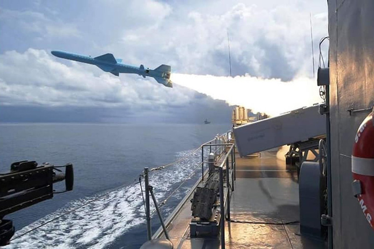 Tuy nhiên không khó để nhận ra con tàu thử nghiệm tên lửa C-802A trong video thực chất không phải của hải quân Venezuela. Bức ảnh này được chụp từ tên lửa C-802A do Hải quân Hoàng gia Thái Lan thử nghiệm, được phóng từ một khinh hạm của Hải quân Thái Lan. Ảnh: Tàu Royal Chakri Naruebet của Hải quân tên lửa phóng tên lửa C-802A - Nguồn: Thaimilitary