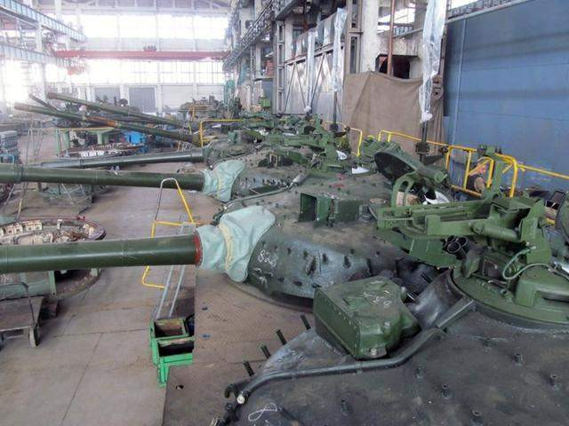 Từ quốc gia có thể độc lập phát triển các loại vũ khí tiến công hiện đại, Ukraine đã đem bán "tất cả những gì có thể bán" mà Liên Xô để lại. Đến thời điểm hiện tại, đừng nói về việc chế tạo xe tăng mới ở Ukraine; mà có thể Ukraine còn không đủ năng lực trong việc sửa chữa xe tăng. Ảnh: Nhà máy sản xuất xe tăng trở thành nhà máy đại tu - Nguồn: Sina