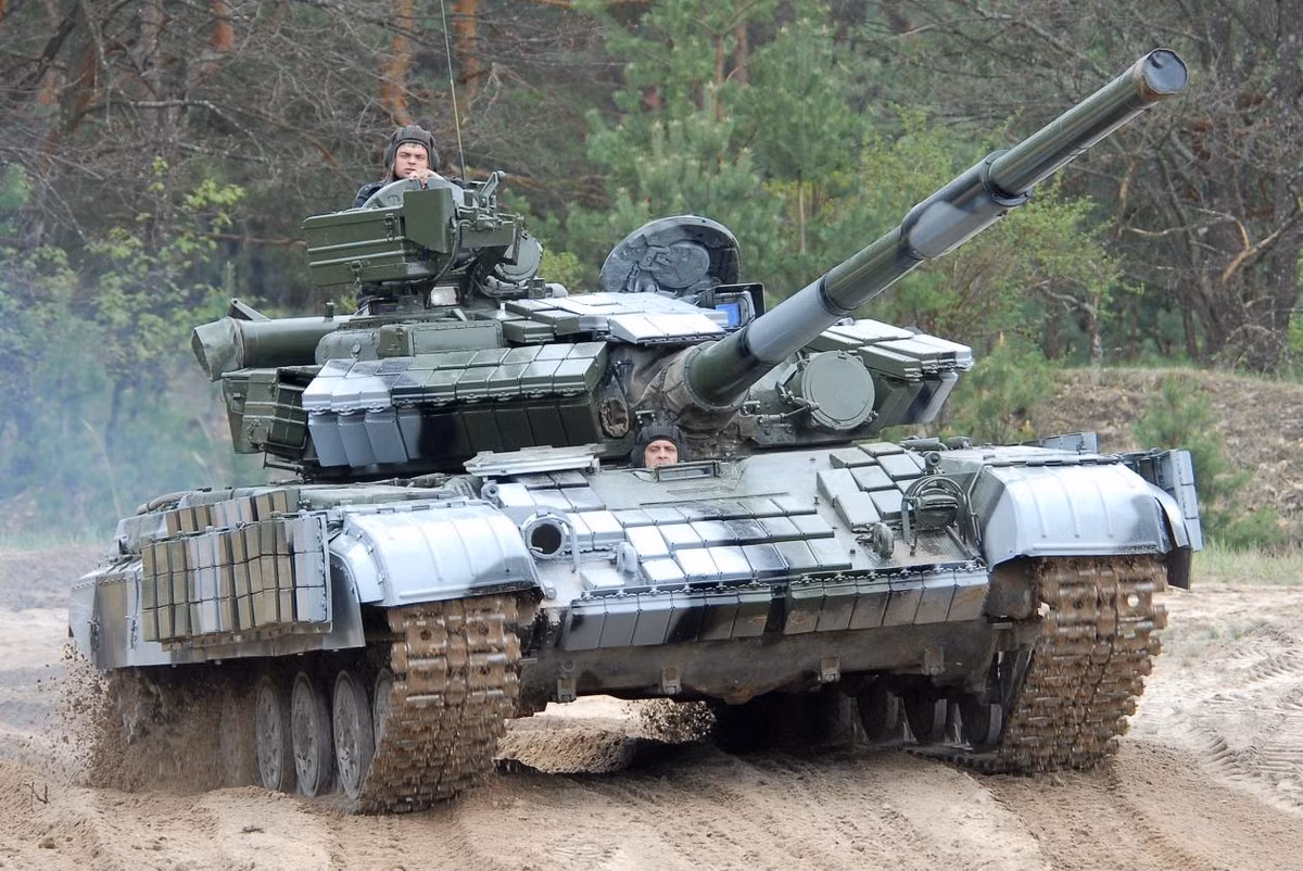 Xe tăng T-84 Oplot do Ukraine phát triển (thực tế là phiên bản hiện đại hóa của chiếc T-80UD), trên thực tế chưa được đưa vào sản xuất loạt lớn; trong khi đó số xe tăng T-64 không lớn, Quân đội Ukraine hiện có khoảng 80 chiếc loại này, nhưng không công ty nào sẵn sàng tiếp nhận hợp đồng này. Ảnh: Xe tăng T-84 Oplot - Nguồn: Topwar