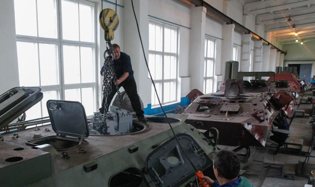 Rõ ràng là các doanh nghiệp quốc phòng Ukraine đang thiếu việc để làm, tại sao họ không sẵn sàng nhận công việc này? Lý do là trong 30 năm qua, nhiều doanh nghiệp quốc phòng ở Ukraine đã phải đóng cửa, mất một số lượng lớn công nhân lành nghề. Ảnh: Một nhà máy sửa chữa xe tăng của Ukraine - Nguồn: Sina