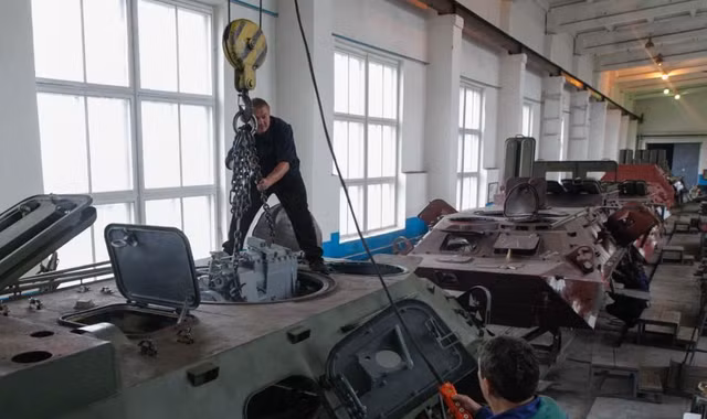 Rõ ràng là các doanh nghiệp quốc phòng Ukraine đang thiếu việc để làm, tại sao họ không sẵn sàng nhận công việc này? Lý do là trong 30 năm qua, nhiều doanh nghiệp quốc phòng ở Ukraine đã phải đóng cửa, mất một số lượng lớn công nhân lành nghề. Ảnh: Một nhà máy sửa chữa xe tăng của Ukraine - Nguồn: Sina
