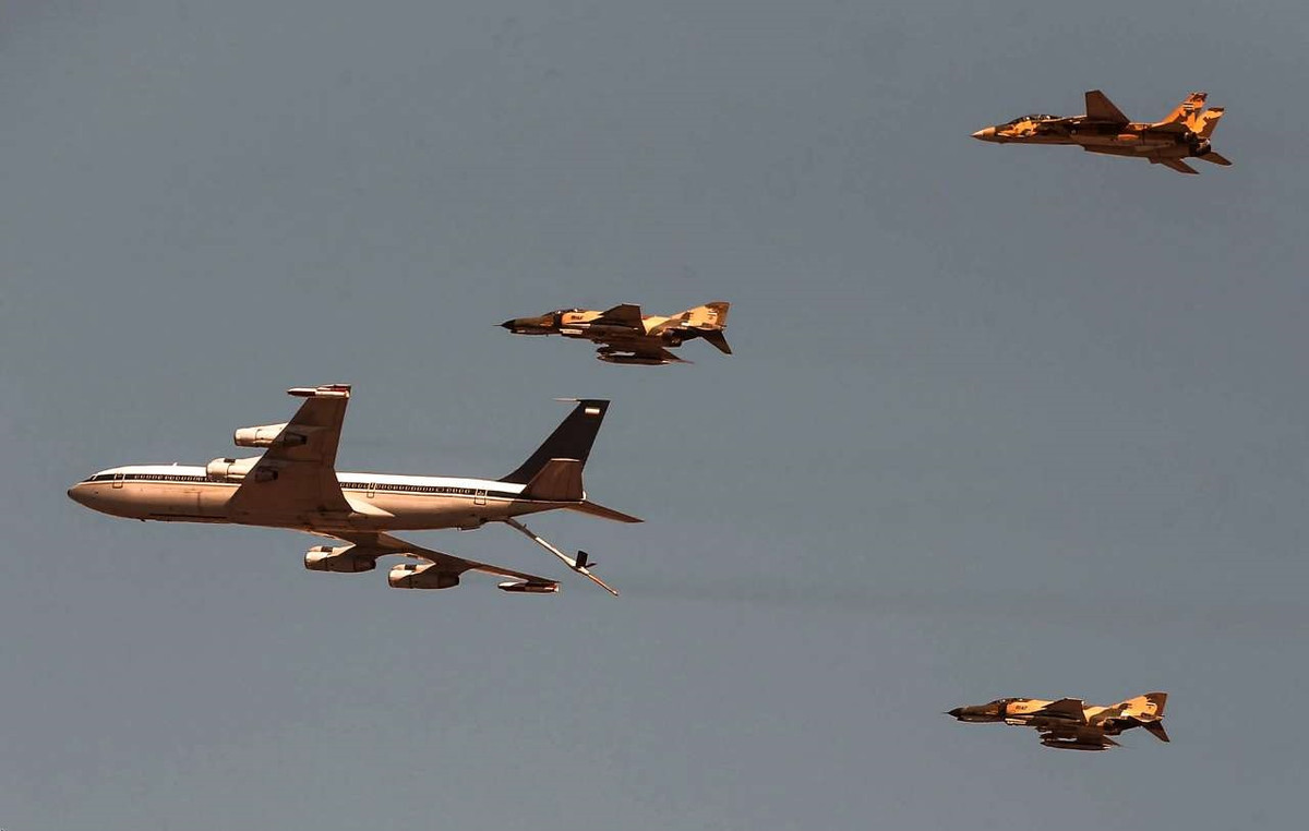 Ông Gudaz cũng cho biết thêm, máy bay chiến đấu chủ lực F-14 của không quân nước này cũng đã thực hiện thành công hoạt động tiếp nhiên liệu trên không từ máy bay tiếp dầu Boeing 707. Đây là những kỹ thuật khó. Ảnh: Các cuộc tập trận kiểm tra khả năng sẵn sàng chiến đấu gần đây của Iran – Nguồn: Sina