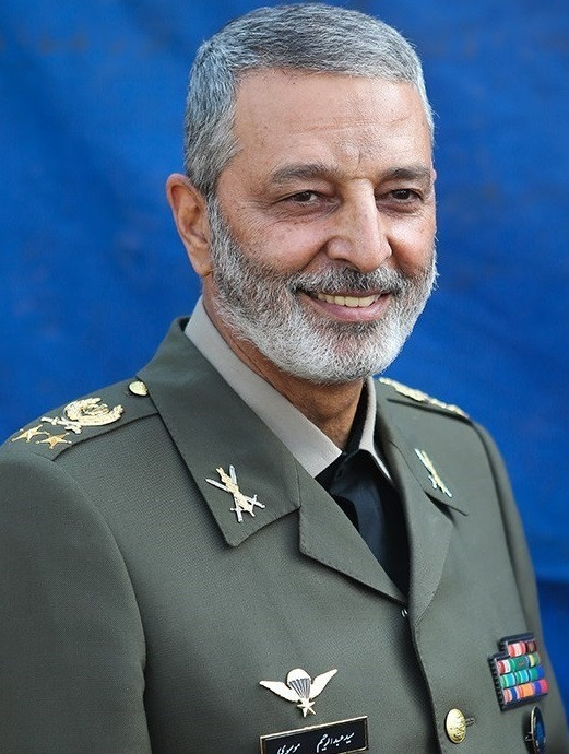 Bộ trưởng Quốc phòng Iran nhấn mạnh: "Đương nhiên, chúng tôi nói rằng chúng tôi đã sẵn sàng đối mặt với mọi mối đe dọa ở bất kỳ cấp độ nào. Nếu nhà lãnh đạo Mỹ ước tính sai, chúng tôi sẽ cố gắng hết sức để chống lại những mối đe dọa này". Ảnh: Bộ trưởng Quốc phòng Iran, Tướng Mousavi – Nguồn: Wikipedia