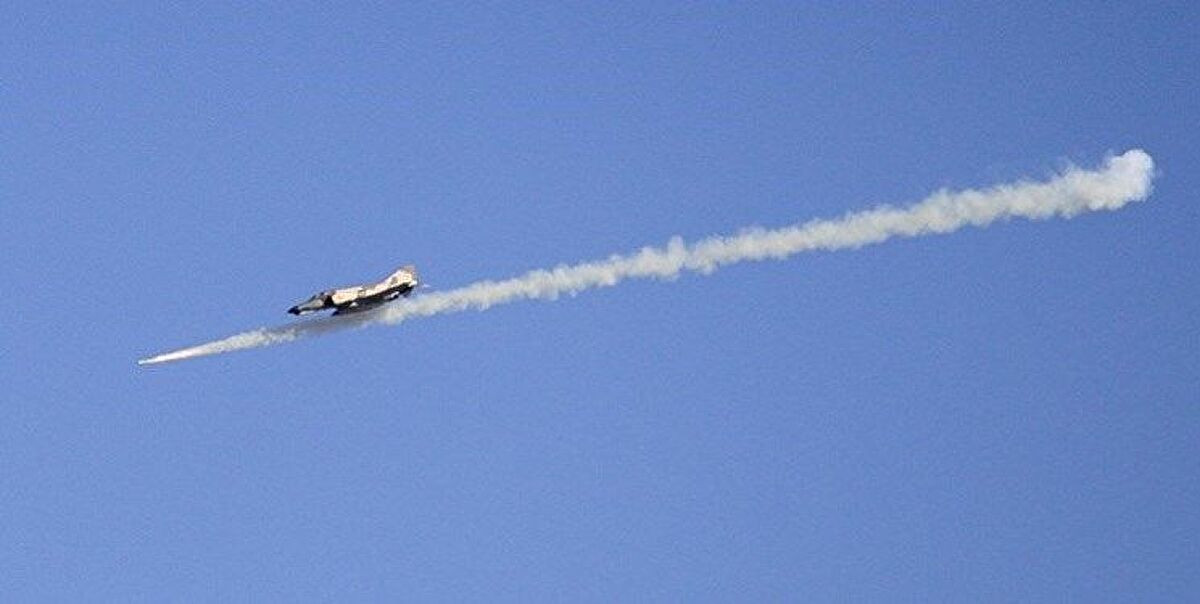 Cũng trong cuộc tập trận này, Iran đã sử dụng máy bay chiến đấu J-7 (bản sao của MiG-21) mà Iran nhập từ Trung Quốc từ thập niên 1990, được trang bị thiết bị định vị thông minh, để điều khiển chính xác và bom dẫn đường điện quang và tên lửa không đối đất có điều khiến, tấn công chính xác các mục tiêu quan trọng dưới mặt đất. Ảnh: Các cuộc tập trận kiểm tra khả năng sẵn sàng chiến đấu gần đây của Iran – Nguồn: Sina