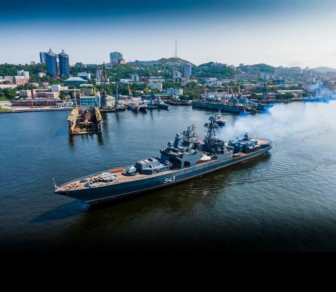 Về hệ thống điện tử, người ta lắp đặt thêm radar kiểm soát hỏa lực pháo mang tên MR-123-02, tổ hợp chế áp điện tử TK-25, hệ thống radar trinh sát tìm kiếm mặt biển - trên không MR-710, hệ thống xử lý thông tin radar 5P-30N2, tổ hợp liên lạc tự động R-779-28. Điều này giúp cho sức mạnh của cả hệ thống điện tử lẫn vũ khí của con tàu tăng lên vô cùng rõ rệt, từ một tàu khu trục chuyên biệt chống ngầm nay đã trở thành tàu chiến đa năng, tiêu diệt được tàu ngầm bằng cụm 4 ống phóng ngư lôi hạng nặng 533mm vừa có thể tấn công tàu mặt nước lẫn mục tiêu trên đất liền của đối phương. Ảnh: Chiếc Nguyên soái Shaposhnikov trên đường ra biển cho cuộc thử nghiệm