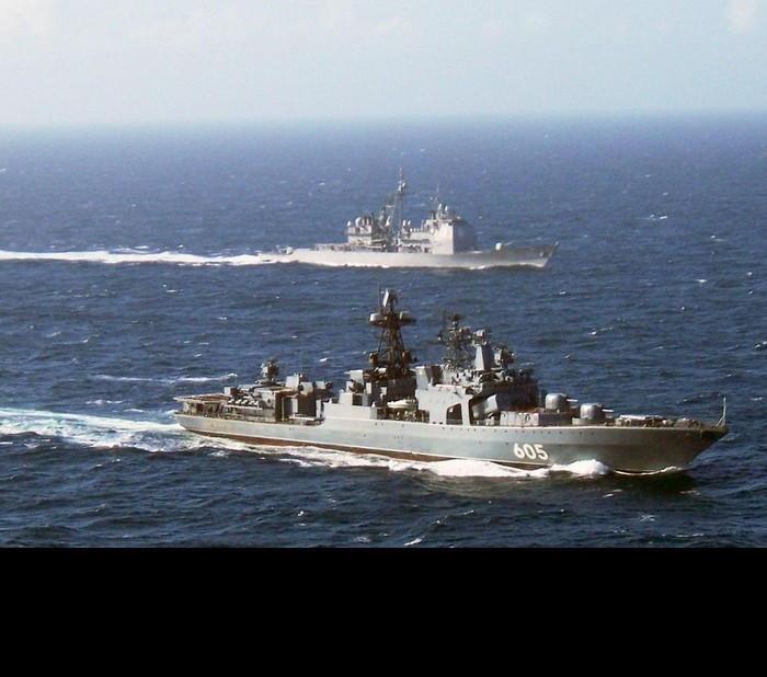 Tuy nhiên, không phải người Mỹ sợ hỏa lực của chiếc Udaloy mới được nâng cấp của Nga bởi lẽ tàu Nguyên soái Shaposhnikov trang bị 8 tên lửa Kh-35, tương tự với cơ số tên lửa Harpoon trên tàu tuần dương Ticonderoga. Nhưng tàu Nga chỉ có 16 ống phóng thẳng đứng tên lửa hành trình trong khi đó tàu tuần dương Mỹ có đến 122 ống phóng, trong đó 26 ống là gắn tên lửa hành trình Tomahawks, tàu khu trục Arleigh Burke có số ống ít hơn là 96 nhưng vẫn mang tới tối đa 56 tên lửa hành trình, áp đảo hoàn toàn so với Udaloy nâng cấp. Mà điều mà người Mỹ đáng ngại ở đây chính là những con tàu chiến to lớn của mình đang ngày càng cũ kỹ đi một cách nhanh chóng mà chưa tìm thấy được sự thay thế tương xứng. Ảnh: Tàu Udaloy chạm trán tàu Ticonderoga.