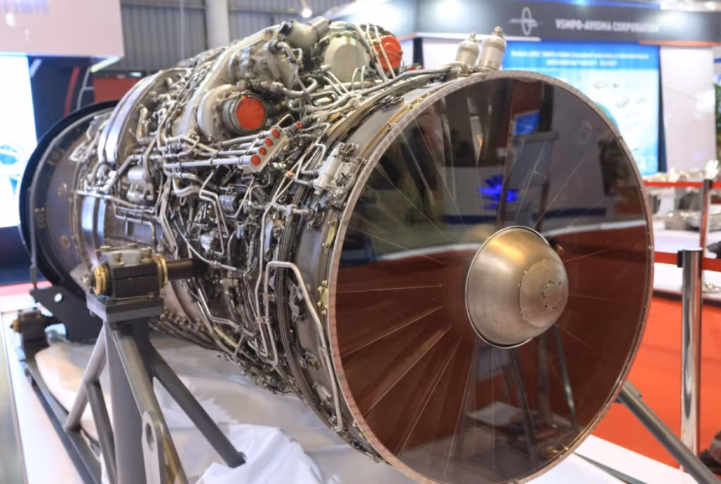 Về hiệu suất, động cơ AL-41F1 không tồi, với trọng lượng chỉ 1,5 tấn, nhưng cho lực đẩy đến 176 kN; với tỷ lệ lực đẩy trên trọng lượng lên đến 11/1. Ngoài ra, AL-41F1 còn được trang bị vòi phun vectơ ba chiều, cho Su-57 khả năng cơ động tốt. Tuy nhiên, động cơ này cũng tồn tại những điểm yếu rất lớn. Ảnh : Động cơ AL-41F1 - Nguồn: Wikipedia.