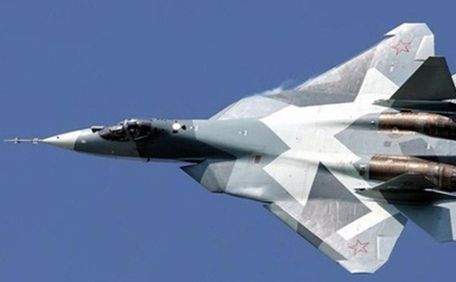 Mặc dù Quân đội Nga đã đưa Su-57 vào biên chế (dù động cơ chưa hoàn thiện) và Nga công khai xuất khẩu Su-57; tuy nhiên do thiếu minh bạch, nên nhiều quốc gia có rất ít thông tin về loại máy bay này. Ngoài ra, những tai nạn hàng không cách đây ít lâu, khiến uy tín Su-57 xuống thấp, do vậy nhiều quốc gia lo ngại mà chưa đặt vấn đề trang bị. Ảnh: Máy bay chiến đấu Su-57 - Nguồn: Wikipedia.