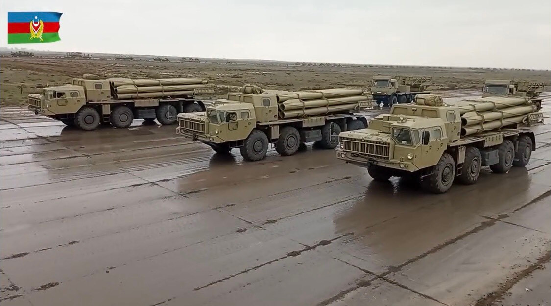 Ảnh: Các tổ hợp pháo phản lực phóng loạt BM-30 Smerch của Azerbaijan trong cuộc duyệt binh. Pháo phản lực phóng loạt Smerch cỡ nòng 300mm tầm bắn với tầm bắn tối đa 90km trong một thời gian ngắn có thể dội bão lửa xuống trận địa đối phương. Quân đội Azerbaijan và Armenia có sự khá tương đồng trong trang bị khi cùng sử dụng nhiều vũ khí cũ từ Liên Xô chuyển giao. 