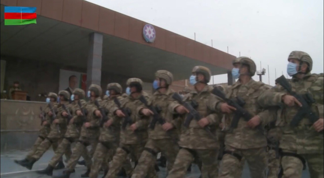 Sau chiến thắng vang dội trên chiến trường, giành lại được nhiều phần lãnh thổ bị Armenia kiểm soát từ lâu, giới cầm quyền Azerbaijan đã quyết định tổ chức một cuộc duyệt binh rầm rộ tại thủ đô Baku nhằm phô trương thanh thế và kỉ niệm chiến thắng của mình. Cuộc duyệt binh lần này có sự góp mặt của những vũ khí hạng nặng vô cùng mạnh mẽ đã góp phần quan trọng vào chiến thắng của họ vừa qua tại Karabakh Ảnh: Lính đặc nhiệm Azerbaijan tại buổi lễ duyệt binh