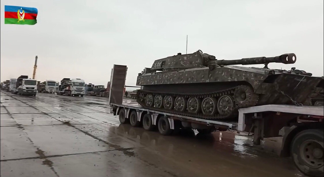 Pháo tự hành 2S1 Gvozdika cỡ nòng 122mm của pháo binh Armenia bị Azerbaijan tịch thu nguyên vẹn xuất hiện trong cuộc duyệt binh. Pháo tự hành với đặc điểm là tầm bắn xa và độ cơ động tốt trên chiến trường, thường sẽ ở sau lưng đội hình phòng ngự của quân ta trên chiến trường để bắn chi viện hỏa lực tuy nhiên lại bị bắt sống chứng tỏ rằng quân Armenia đã tháo chạy quá nhanh chóng khiến cho phải bỏ lại cả khí tài. Ảnh: Pháo tự hành 2S1 của Armenia duyệt đội hình