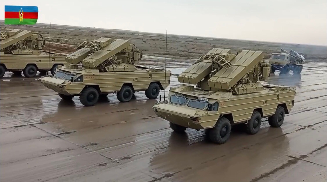 Ảnh: Các hệ thống phòng không tầm thấp Osa của Azerbaijan. Qua cuộc chiến này, các tổ hợp Osa của Armenia bị chỉ trích vô cùng nặng nề khi cho thấy sự vô dụng trên chiến trường, không thể phát hiện và bắn hạ các loại UAV của Azerbaijan thậm chí là còn bị UAV tiêu diệt. Có thể thấy trên thân tổ hợp Osa có gắn các sao đỏ, đây chính là chiến công số mục tiêu mà các tổ hợp này hạ được của đối phương. 