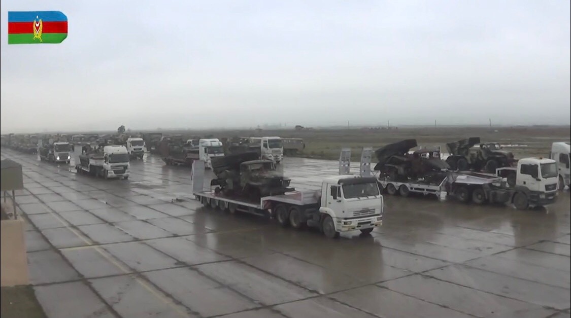 Hàng loạt tổ hợp vũ khí hạng nặng của Armenia xuất hiện như các tổ hợp pháo phản lực BM-21 Grad, xe thiết giáp chở quân BMP1/2, các xe tăng T-72A, T-72B,… của Armenia được trưng bày ra với số lượng lớn cho thấy rằng Armenia đã có một thất bại toàn diện. Ảnh: Xe vận tải chở hàng loạt vũ khí bị tịch thu của Armenia