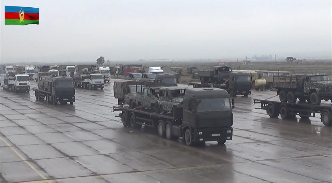 Điểm đặc biệt của cuộc duyệt binh lần này đó chính là Azerbaijan đã cho duyệt cả hàng loạt khí tài hạng nặng của Armenia bị tịch thu trên chiến trường. Đây là một đòn đánh tâm lý vô cùng nặng nề cho thấy đối thủ đã thất bại một cách thảm hại thế nào khi mất hàng loạt khí tài vào tay đối phương. Ảnh: Hàng loạt xe vận tải của Armenia như Zil -131, Kamaz, xe UAZ,.. của Armenia trong cuộc duyệt binh