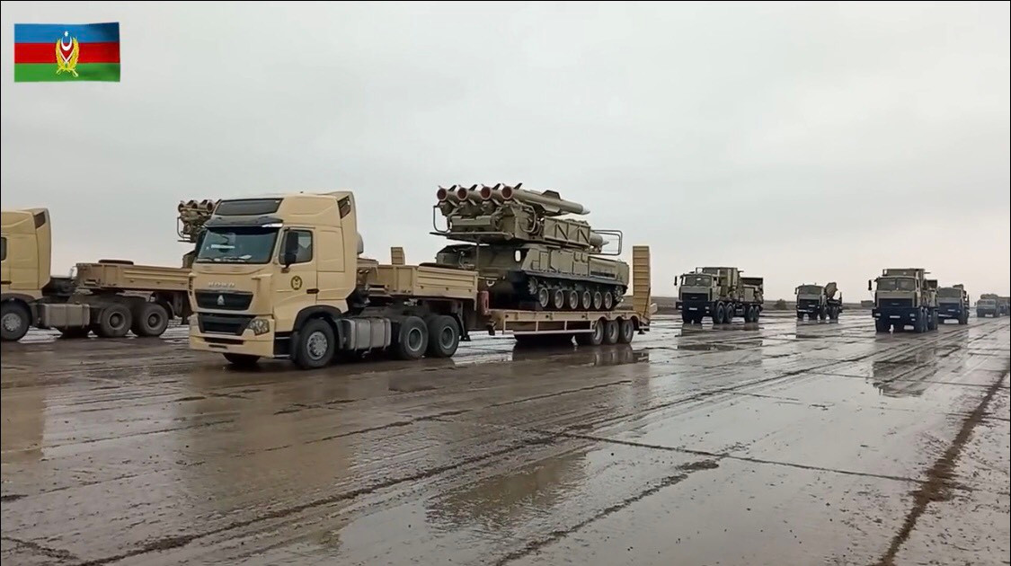 Ảnh: Các tổ hợp phòng không Buk - M2 của Azerbaijan trong cuộc duyệt binh. Dù cho lực lượng không quân của Armenia có quy mô quá nhỏ bé, tuy nhiên Azerbaijan vẫn sở hữu nhiều hệ thống phòng không hiện đại như S-300PMU2, Buk - M2 có khả năng chế áp và bảo vệ không phận cực kỳ tốt, khiến cho dù Armenia triển khai 4 chiếc Su-30SM vào trận nhưng cũng không dám quá quyết liệt do lo ngại phòng không đối phương