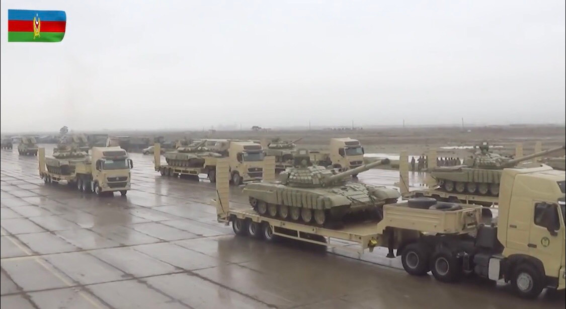 Sau khi chiếm thành công thủ phủ quan trọng Shusha của vùng Karabakh, Armenia đã chấp nhận nhượng bộ và ký kết đình chiến với Azerbaijan do Nga làm trung gian, lực lượng gìn giữ hòa bình Nga được triển khai đến khu vực để giải quyết các tình hình tồn tại và giám sát lệnh ngừng bắn. Đây cũng chính là một sự thất bại khi trước đó Armenia đã vô cùng cứng rắn trong các yêu sách dẫn đến các cuộc đàm phán liên tục đổ bể giữa hai bên. Ảnh: Xe tăng T-72 Aslan và T-90S của Azerbaijan - hai loại xe tăng chủ lực trên chiến trường của họ 