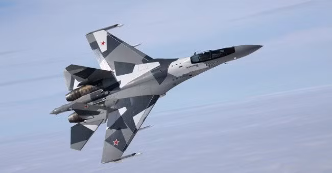 Tiêm kích Su-35S được trang bị vòi phun vectơ lực đẩy, có thể hoàn thành một loạt các bài diễn tập tầm cao "vượt ải", điều này giúp cải thiện đáng kể khả năng cơ động của Su-35S trong không chiến tầm gần.