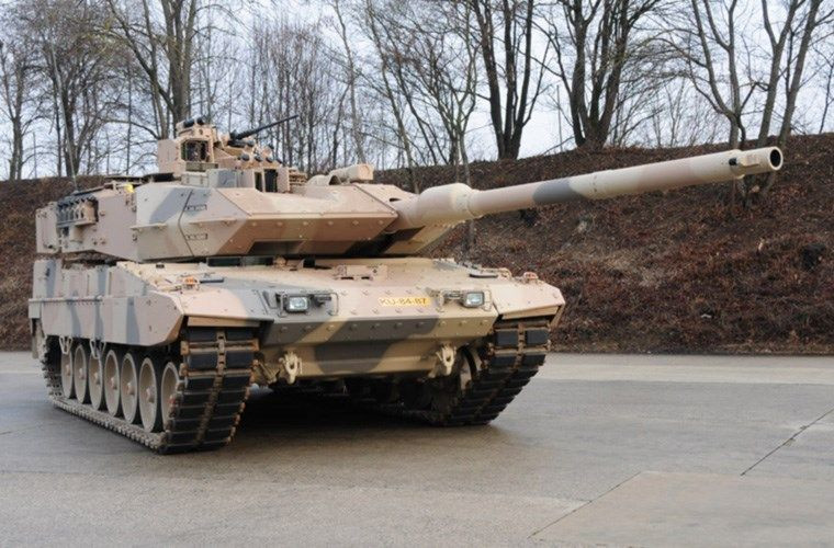 Khả năng quan sát của Leopard 2A7 cũng là cực kỳ vượt trội với một kính ngắm quan sát toàn cảnh trang bị thiết bị ảnh nhiệt thế hệ 3, máy đo xa Laser và camera CCD dành cho trưởng xa. Kính ngắm ảnh nhiệt tương tự cũng dược trang bị cho pháo thủ giúp chiến sĩ có thể nhanh chóng tìm kiếm và phát hiện mục tiêu. Ảnh: Xe tăng chiến đấu chủ lực Leopard 2A7.