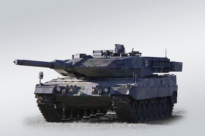 Về vũ khí phụ, Leopard 2A7 trang bị hai súng máy MG-3 cỡ nòng 7.62mm. Một khẩu là súng máy đồng trục nòng pháo chuyên biệt cho nhiệm vụ tiêu diệt bộ binh và một khẩu đặt trên nóc tháp pháo cho nhiệm vụ phòng không. Dẫu vậy, đối với súng máy 7.62mm thì khả năng làm tổn thương được đến phương tiện bay là vô cùng hạn chế, có nhiều ý nghĩa hơn trong việc hỗ trợ hỏa lực cho đội hình tấn công mặt đất hơn. Ảnh: Xe tăng Leopard 2A7.