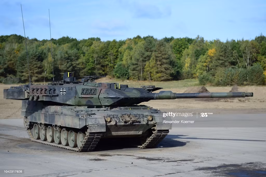 Đặc biệt, khả năng bảo vệ của Leopard 2A7 được chú trọng tăng cường một cách rõ rệt, với vỏ giáp cải tiến cho phép chống lại hiệu quả các đòn tấn công từ súng chống tăng. Xe sử dụng giáp thụ động thế hệ mới và bổ sung giáp gầm xe, giúp xe an toàn hơn bởi các vụ nổ từ mìn chống tăng hay thiết bị nổ tự tạo. Vỏ giáp sườn xe được thiết kế kiểu Moldun cho phép tùy biến và thay thế, bổ sung nhanh chóng, điều này giúp cho bất cứ biến thể nào của dòng Leopard 2 cũng có thể nâng cấp thành Leopard 2A7. Ảnh: Xe tăng Leopard 2A7 của lục quân Đức.