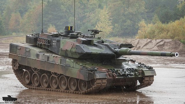 Leopard 2A7 kế thừa những tinh túy bậc nhất của ngành chế tạo xe tăng Phương Tây, đồng thời phát triển và nâng cao vượt bậc khả năng đó, xứng đáng là một cỗ chiến xa cực kỳ tốt, có sức chiến đấu ưu việt. Về vũ khí chính, Leopard 2A7 vẫn giữ nguyên pháo chính nòng trơn Rheinmetall 120mm/L55 cỡ nòng 120mm và có chiều dài nòng gấp 55 lần cỡ nòng. Ảnh: Xe tăng Leopard 2A7 của quân đội Đức.