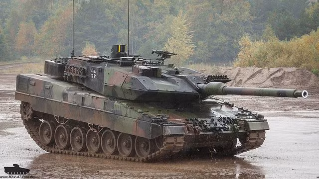 Leopard 2A7 kế thừa những tinh túy bậc nhất của ngành chế tạo xe tăng Phương Tây, đồng thời phát triển và nâng cao vượt bậc khả năng đó, xứng đáng là một cỗ chiến xa cực kỳ tốt, có sức chiến đấu ưu việt. Về vũ khí chính, Leopard 2A7 vẫn giữ nguyên pháo chính nòng trơn Rheinmetall 120mm/L55 cỡ nòng 120mm và có chiều dài nòng gấp 55 lần cỡ nòng. Ảnh: Xe tăng Leopard 2A7 của quân đội Đức.