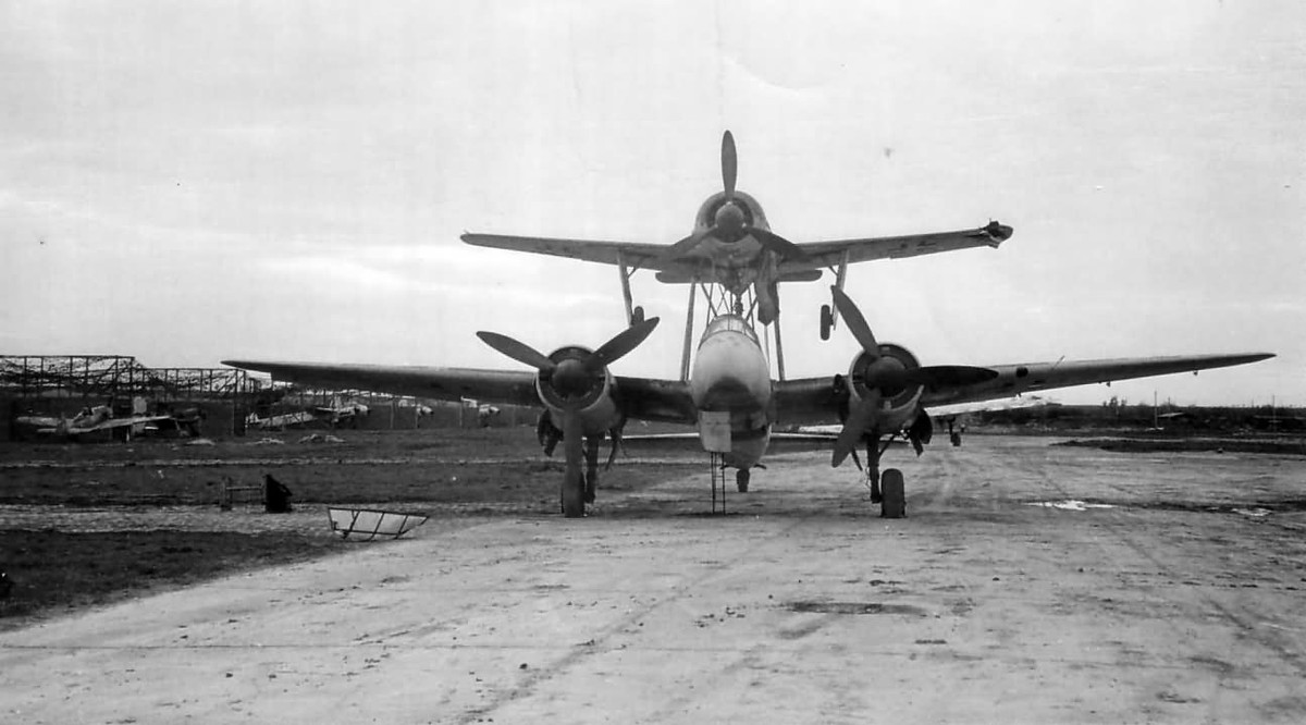 Phi công ngồi trên chiếc máy bay "cha" và điều khiển toàn bộ hệ thống. Khi tiếp cận mục tiêu, phi công tách máy bay "con" khỏi máy bay "cha", lúc này chiếc máy bay "con" chứa thuốc nổ sẽ tiến công mục tiêu, còn máy bay "cha" trở về căn cứ. Ảnh: Máy bay ném bom tích hợp Mistel - Nguồn: Wikipedia.