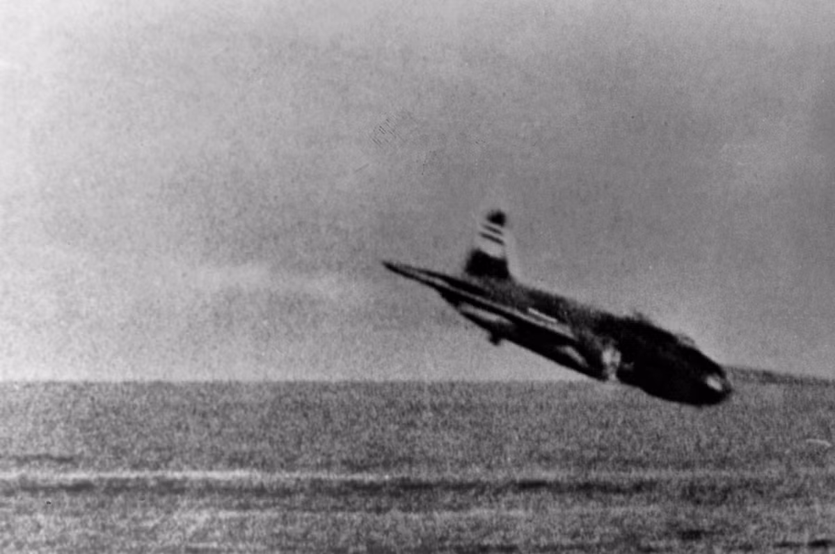 Mặc dù gây ra một số lo ngại cho các đơn vị Hồng quân, phi đội Leonidas không đủ khả năng trở thành mối đe dọa nghiêm trọng. Ngày 21/4/1945, quân đội Liên Xô tiến vào thị trấn Juterbog ở Đức, nơi đặt căn cứ của phi đội tự sát. Toàn bộ hoạt động này sau đó bị ngăn chặn, Phi đội 5 cũng bị xóa sổ. Ảnh: Máy bay "con" của hệ thống Mistel lao xuống phá hủy mục tiêu - Nguồn: Wikipedia.