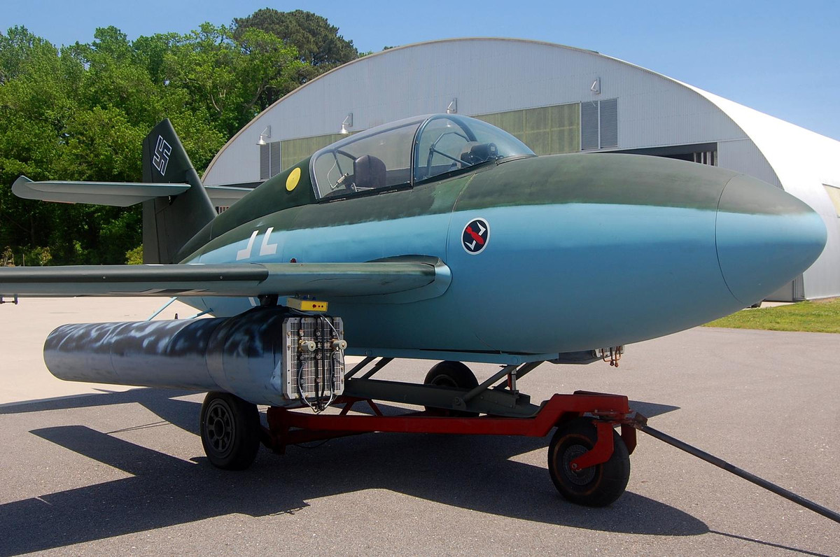 Bước đầu tiên cần làm là quyết định loại máy bay được sử dụng để phá hủy các thiết bị và cơ sở hạ tầng của đối phương. Reitsch kiên quyết theo đuổi phương án chuyển đổi mẫu tiêm kích Messerschmitt Me-328 thành máy bay tự sát, nhưng các cuộc thử nghiệm diễn ra không thuận lợi. Ảnh: Máy bay Messerschmitt Me-328 - Nguồn: Wikipedia.