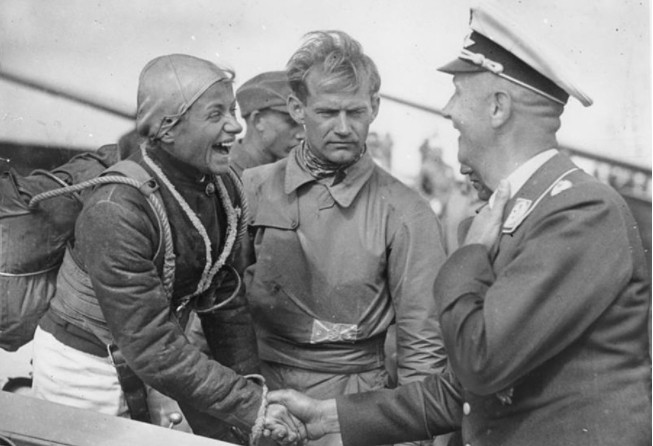 Phi đội 5 còn có tên gọi khác là phi đội Leonidas, theo tên vị vua của Sparta, người đã dẫn đầu 6.000 binh sĩ Hy Lạp đối đầu với 200.000 lính Ba Tư; ông đã chiến đấu và hy sinh anh dũng trong trận Thermopylae vào năm 480 trước Công nguyên. Mong muốn tương tự về sự tự nguyện hy sinh của các phi công Đức dường như được gửi gắm vào tên gọi này. Ảnh: Những phi công cảm tử của Phi đội 5 - Nguồn: Wikipedia.