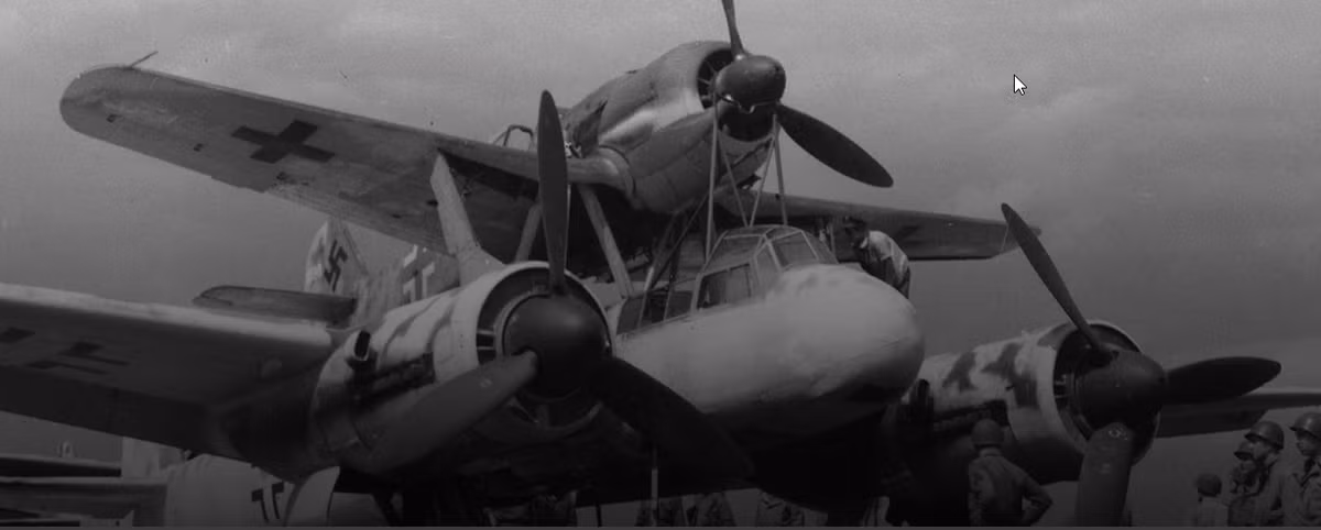 Thay vào đó, Baumbach ủng hộ việc sử dụng hệ thống máy bay ném bom tích hợp Mistel, còn có tên "Cha và Con", bao gồm một tiêm kích hạng nhẹ gắn bên trên một máy bay ném bom Ju-88 không người lái, chở đầy chất nổ. Ảnh: Máy bay ném bom tích hợp Mistel - Nguồn: Wikipedia.