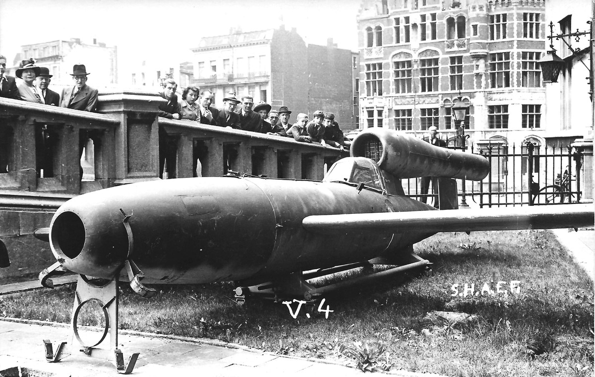 Thêm vào đó, không phải ai trong lực lượng Không quân Đức cũng chung nhiệt huyết với dự án như Reitsch. Werner Baumbach, chỉ huy Phi đoàn máy bay ném bom số 200, đã phản đối sự lãng phí máy bay và mạng sống phi công. Ảnh: Bom bay có người lái V-1. Nguồn: Wikipedia.