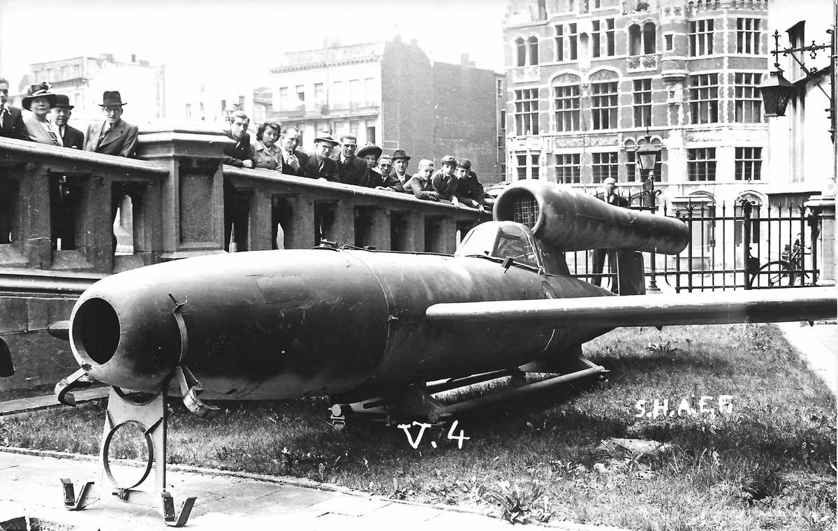 Thêm vào đó, không phải ai trong lực lượng Không quân Đức cũng chung nhiệt huyết với dự án như Reitsch. Werner Baumbach, chỉ huy Phi đoàn máy bay ném bom số 200, đã phản đối sự lãng phí máy bay và mạng sống phi công. Ảnh: Bom bay có người lái V-1. Nguồn: Wikipedia.