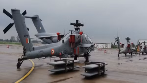 Mặc dù không thể phủ nhận tính năng của trực thăng AH-64E là rất tiên tiến, tuy nhiên nó không quá vượt trội Mi-28, Ka-52 của Nga, hay thậm chí là WZ-10 của Trung Quốc đến mức yêu cầu Ấn Độ phải bỏ ra khoản tiền lớn như trên. Ảnh: Bàn giao trực thăng AH-64 Apache Ấn Độ - Nguồn: Boeing