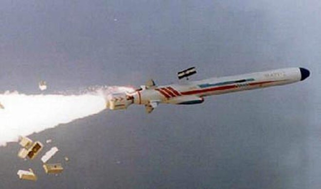 Loại tên lửa hành trình của Trung Quốc được truyền thông Mỹ gọi tên đó là tên lửa chống hạm YJ-18, đây là loại tên lửa hành trình chống hạm tiên tiến nhất của Trung Quốc tính đến thời điểm hiện nay, được trang bị trên các tàu khu trục Type 052D và Type 055 của Hải quân Trung Quốc. Trong đó tàu Type 055 có thể mang hơn 100 tên lửa. Nguồn ảnh: QQ.