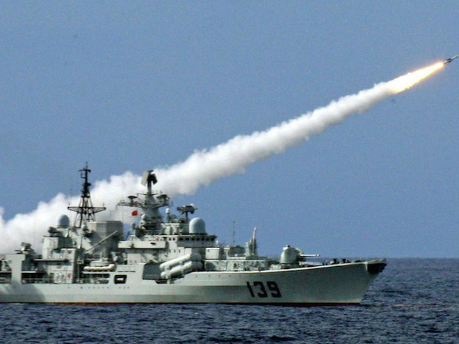 Tên lửa YJ-18 được triển khai lần đầu tiên vào năm 2015, ưu điểm của nó là tầm bắn xa và tốc độ cao. Phần lớn tầm hoạt động của tên lửa YJ-18 được bay ở tốc độ cận âm và tên lửa sẽ tăng tốc lên Mach 3 trong giai đoạn cuối cùng tiếp cận mục tiêu. Nguồn ảnh: QQ.