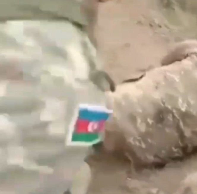 Trước đó, binh sĩ Azerbaijan cũng đã liên tục đăng nhiều clip bị cho là thể hiện hành vi vô nhân đạo, gây ra sự phẫn nộ không nhỏ. Vừa qua, một nhóm binh lính Azerbaijan đã hành quyết ngay lập tức khi bắt được một lính Armenia trên chiến trường và ghi hình lại cảnh tượng khủng khiếp đó. Ảnh: Binh sĩ Azerbaijan hành quyết hàng binh Armenia ngay trên chiến trường (cắt từ clip).