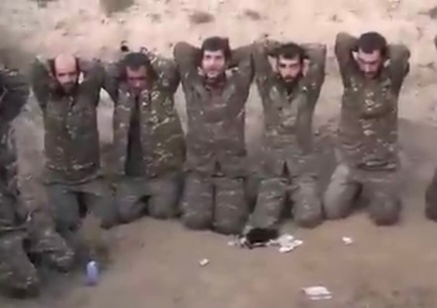 Việc các thỏa thuận hòa bình không đạt được, chiến sự lại nổ ra cũng khiến cho các quá trình nhân đạo như trao trả tù binh, hàng binh và thi thể của những binh sĩ đã hi sinh giữa Armenia và Azerbaijan là không thể thực hiện được. Trong thời gian qua, Azerbaijan cũng đã tung nhiều clip công khai về việc họ đã bắt được khá nhiều tù binh Armenia đầu hàng trên chiến trường, trong đó có không ít video mang tính lăng mạ, sỉ nhục, xúc phạm hay thậm chí là vô nhân đạo, vi phạm tội ác chiến tranh nặng nề. Ảnh: Binh sĩ Armenia bị quân đội Azerbaijan bắt sống trên chiến trường.