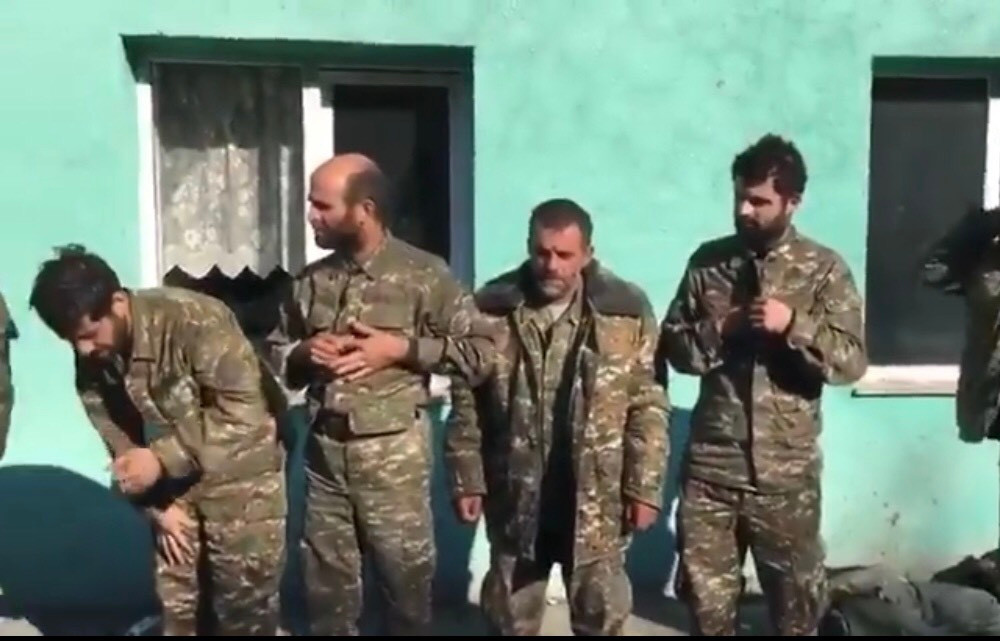 Trong đó, phải kể đến những hành động xúc phạm nghiêm trọng đến tinh thần dân tộc, đến chủ nghĩa anh hùng mà truyền thông Armenia đã cố gắng xây dựng cho những người lính chiến đấu của họ trên chiến trường, đó là việc quân Azerbaijan bắt tù binh Armenia phải nói đi nói lại cụm từ “Karabakh - Azerbaijan” - “Karabakh - Azerbaijan”. Ảnh: Những tù binh Armenia bị Azerbaijan bắt giữ.