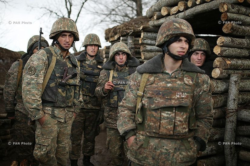 Azerbaijan công bố rằng họ đã tiêu diệt hàng ngàn lính Armenia, hàng trăm xe tăng - thiết giáp, hàng chục hệ thống phòng không tầm thấp và thậm chí là cả các tổ hợp tên lửa phòng không tầm xa mạnh mẽ nhất của Armenia là S-300PS hay tổ hợp tên lửa đạn đạo chiến thuật Iskander-E. Phía Armenia mới đây cũng đã tung vào trận những tiêm kích Su-30SM hiện đại nhất của mình nhằm cố gắng lấy lại ưu thế trên không tuy nhiên sự việc vẫn chưa có dấu hiệu khả quan hơn. Ảnh: Binh sĩ Armenia tại một chốt gác trên trận tuyến.