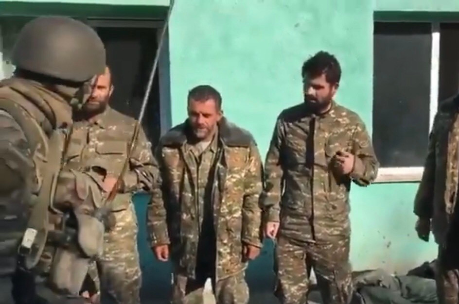 Đây có thể nói là một đòn tấn công tâm lý vô cùng nặng nề, có cả những tù binh quỳ gối lẫn tù binh đứng theo hàng ngũ, liên tục phải nói những từ ngữ họ không mong muốn. Nó có một tác động ghê gớm đến tinh thần chiến đấu của những binh sĩ Armenia khác và đã có những người đặt ra câu hỏi rằng: “Chủ nghĩa anh hùng của những binh sĩ này ở đâu ?”. “Nó đã biến mất ở đây”. Ảnh: Lính Azerbaijan dùng một cây roi chỉ từng tù nhân Armenia phải nói “Karabakh - Azerbaijan”.