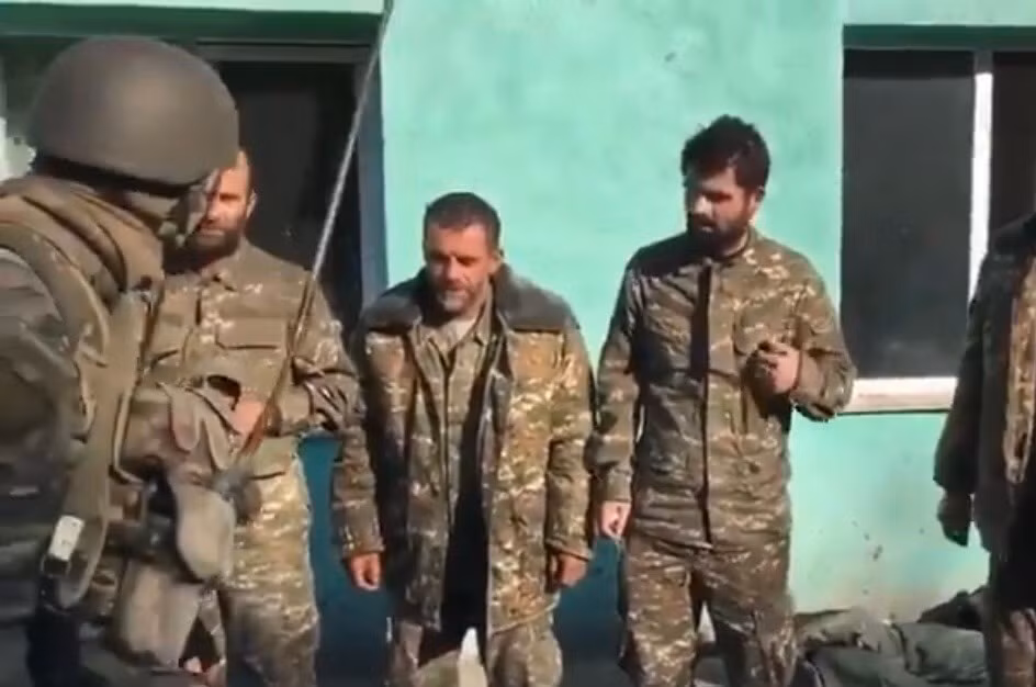 Đây có thể nói là một đòn tấn công tâm lý vô cùng nặng nề, có cả những tù binh quỳ gối lẫn tù binh đứng theo hàng ngũ, liên tục phải nói những từ ngữ họ không mong muốn. Nó có một tác động ghê gớm đến tinh thần chiến đấu của những binh sĩ Armenia khác và đã có những người đặt ra câu hỏi rằng: “Chủ nghĩa anh hùng của những binh sĩ này ở đâu ?”. “Nó đã biến mất ở đây”. Ảnh: Lính Azerbaijan dùng một cây roi chỉ từng tù nhân Armenia phải nói “Karabakh - Azerbaijan”.