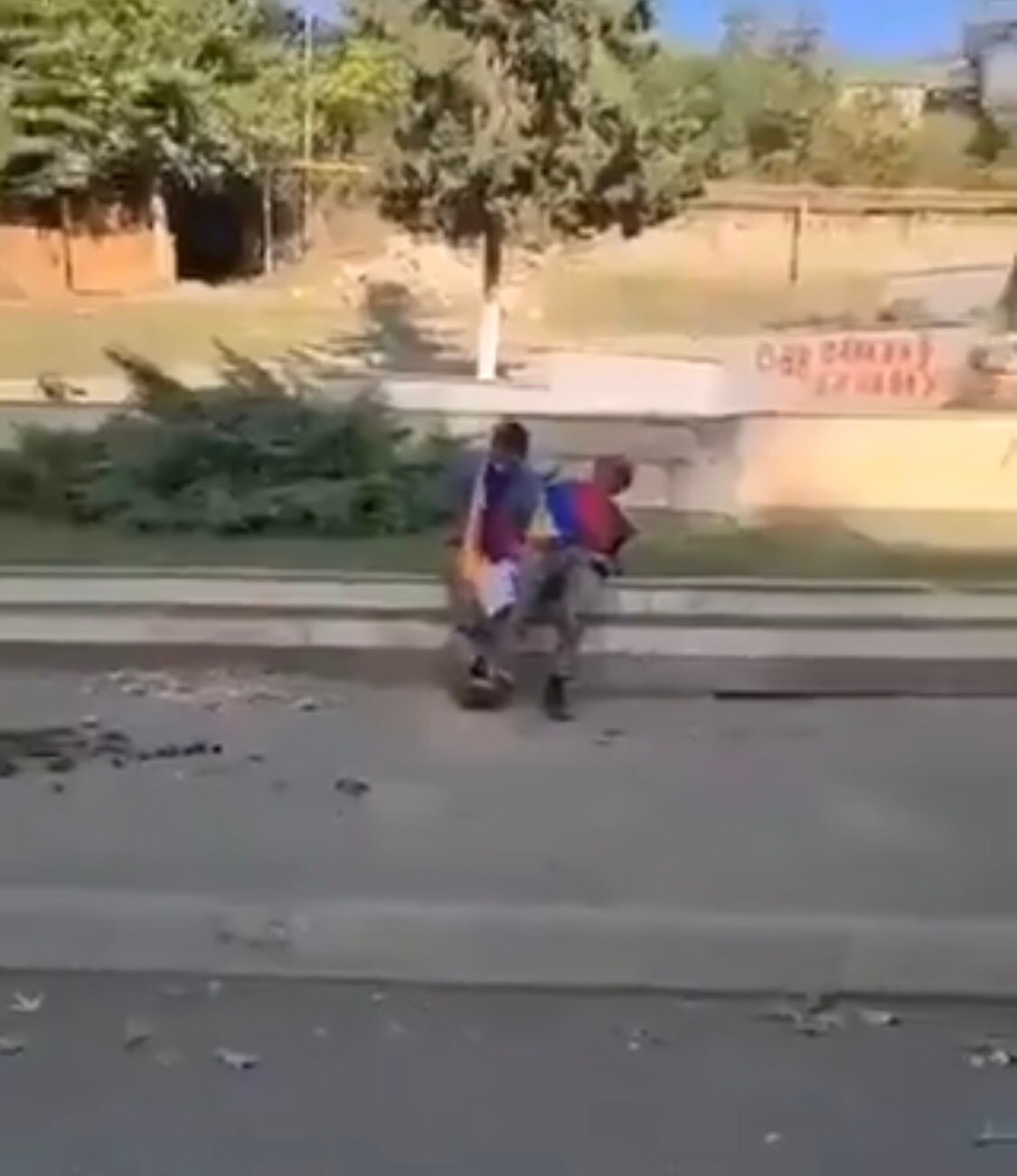 Hay như vào giữa tháng 10 vừa qua, binh lính Azerbaijan đã bắt hai tù binh Armenia quấn quốc kỳ đối phương quanh người và đặt ngồi giữa đường phố tại Karabakh sau đó liên tục xả súng vào người họ. Đây có thể nói là sự sỉ nhục tinh thần dân tộc nặng nề. Ảnh: Tù binh Armenia bị Azerbaijan hành quyết trên đường phố.