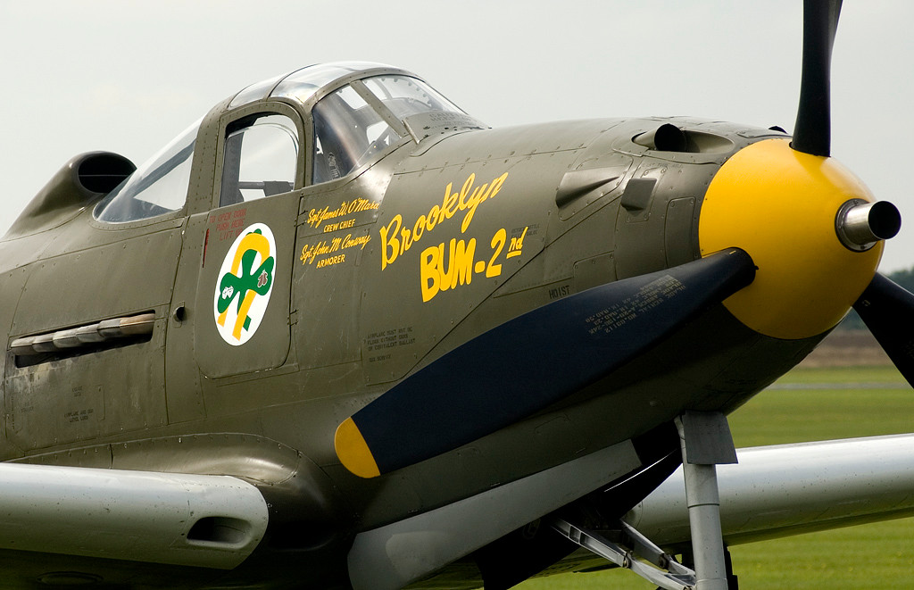 Tuy nhiên, đối với Lực lượng Không quân Lục quân Mỹ, khi họ đang theo đuổi ưu thế trên không, nên P-39 có hiệu suất bay cao kém và buồng lái của nó sử dụng thiết kế mở bên hông tương tự như một chiếc ô tô, một khi máy bay bị trúng đạn thì việc nhảy dù rất khó khăn. Đồng thời, do có động cơ đặt phía sau nên việc bảo dưỡng máy bay rất bất tiện.