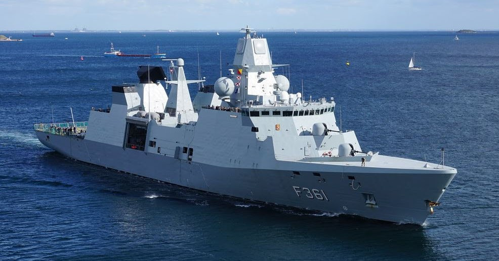 Giữa hai khinh hạm của Nhật và Đan Mạch có lượng choán nước chênh lệch hơn 1.000 tấn, nên có sự chênh lệch lớn về vũ khí trang bị như vậy; nguyên nhân chính là do khinh hạm 30FFM của Nhật Bản vốn là phiên bản chống tàu ngầm. Vì vậy tuy hy sinh một số vũ khí phòng không và chống hạm, nhưng 30FFM sở hữu những hệ thống vũ khí tối tân nhất, trong tác chiến chống ngầm. Ảnh: Tàu chiến lớp Iver Huitfeldt - Nguồn: Wikipedia.